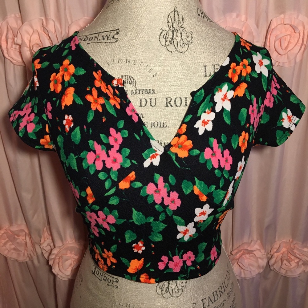 Women’s Floral Crop Top 🌺🍃